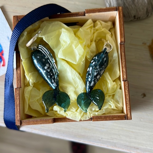 NIB mermaid fin earrings - Picture 1 of 4